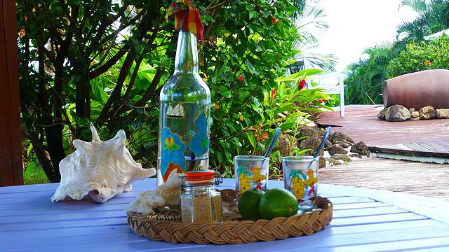 le ti-punch d'accueil chez Bleu des Iles - location de bungalows à Deshaies en Guadeloup